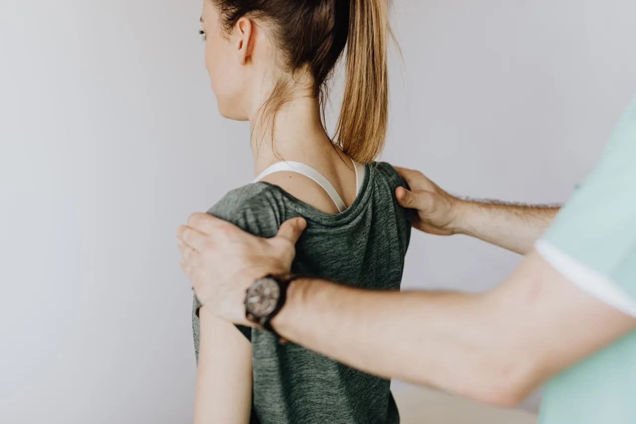 Donuk Omuz (Frozen Shoulder) Belirtileri ve Evreleri